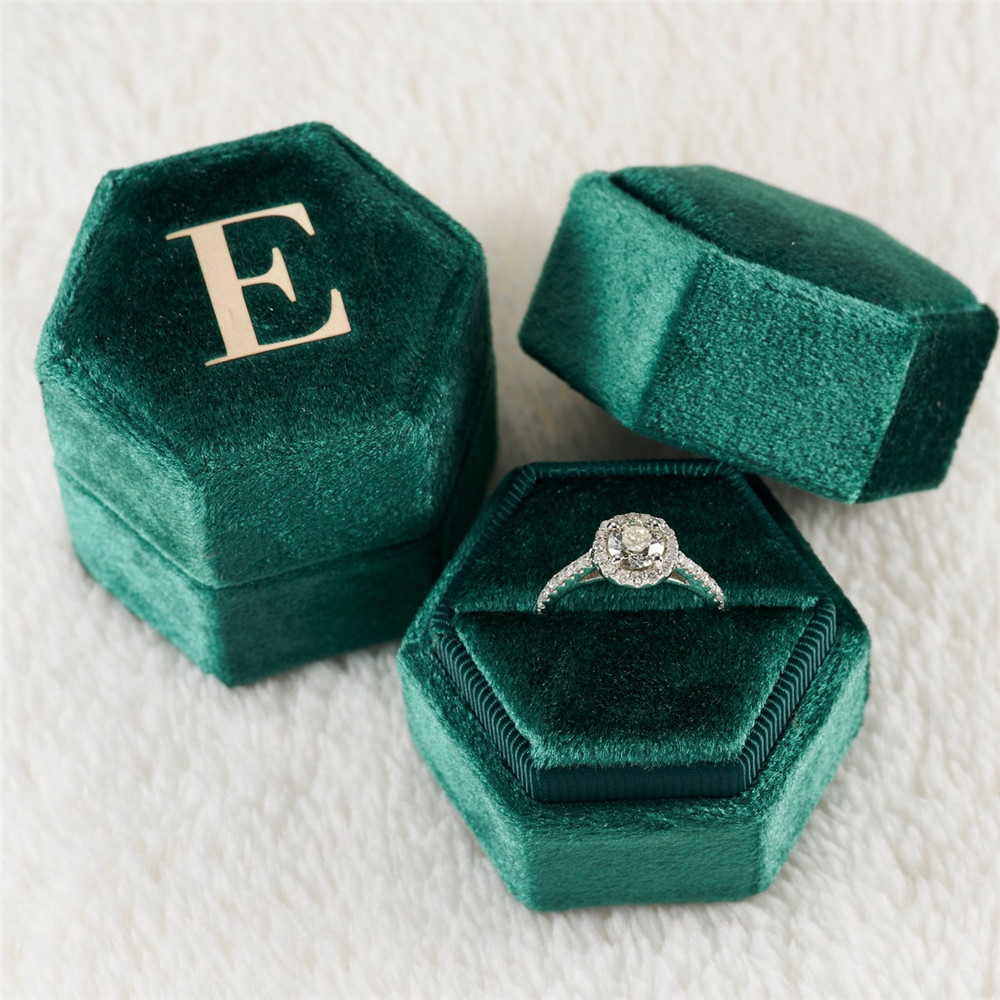 Green Hexagon Velvet Ring Box  - Monogram Custom Case reseña y precio