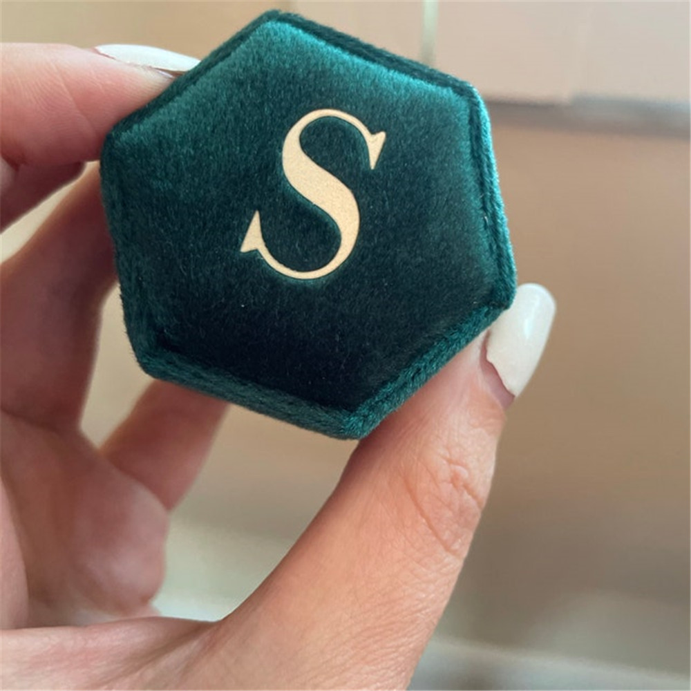 Green Hexagon Velvet Ring Box  - Monogram Custom Case reseña y precio